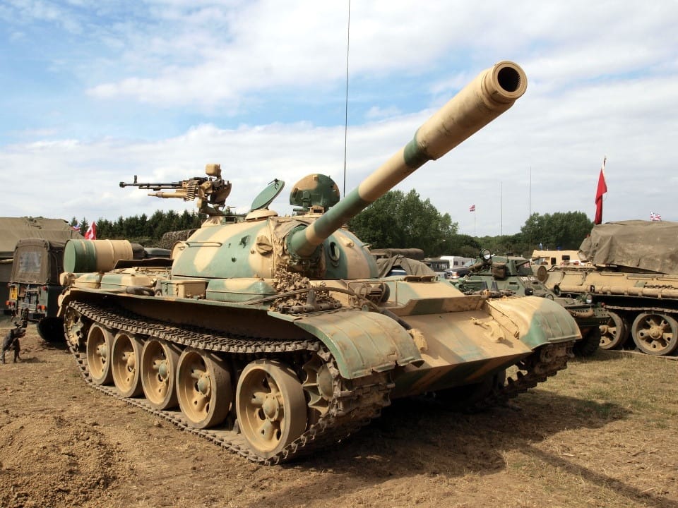 Một chiếc xe tăng T-59 hiện đại tại triển lãm quân sự quốc tế, cho thấy sự phát triển và nâng cấp liên tục của dòng chiến xa này.