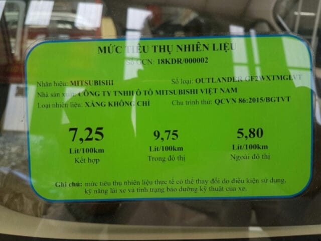 Một người đang đổ xăng, minh họa định mức tiêu hao nhiên liệu xe ô tô