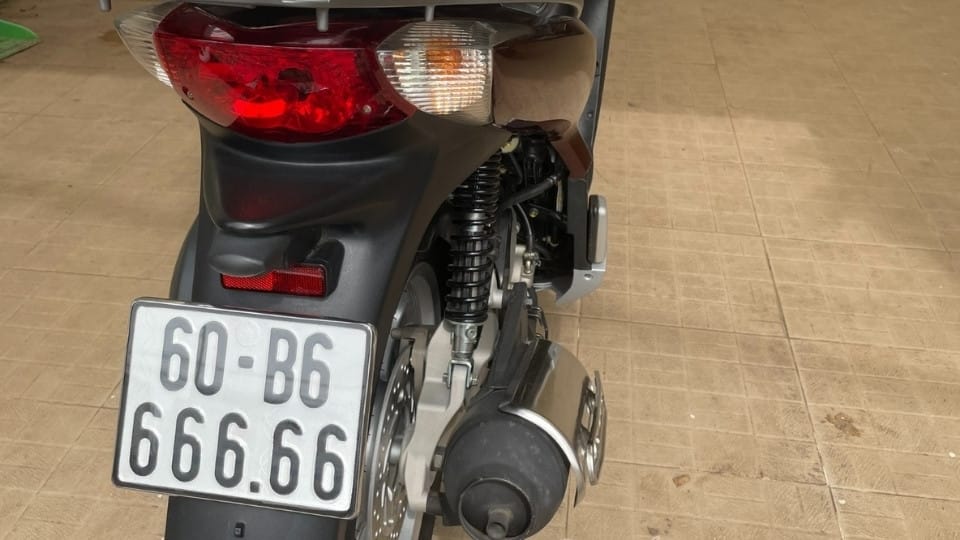 Một người đang kiểm tra biển số xe, cân nhắc các yếu tố phong thủy