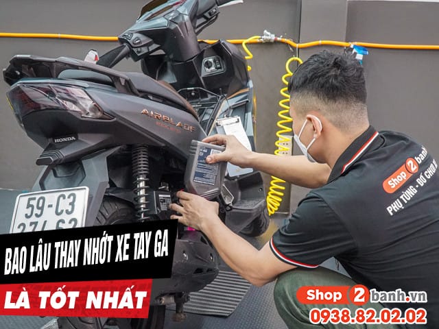 Một người đang thay nhớt xe tay ga tại cửa hàng chuyên nghiệp, đảm bảo bảo dưỡng xe tay ga đúng cách.