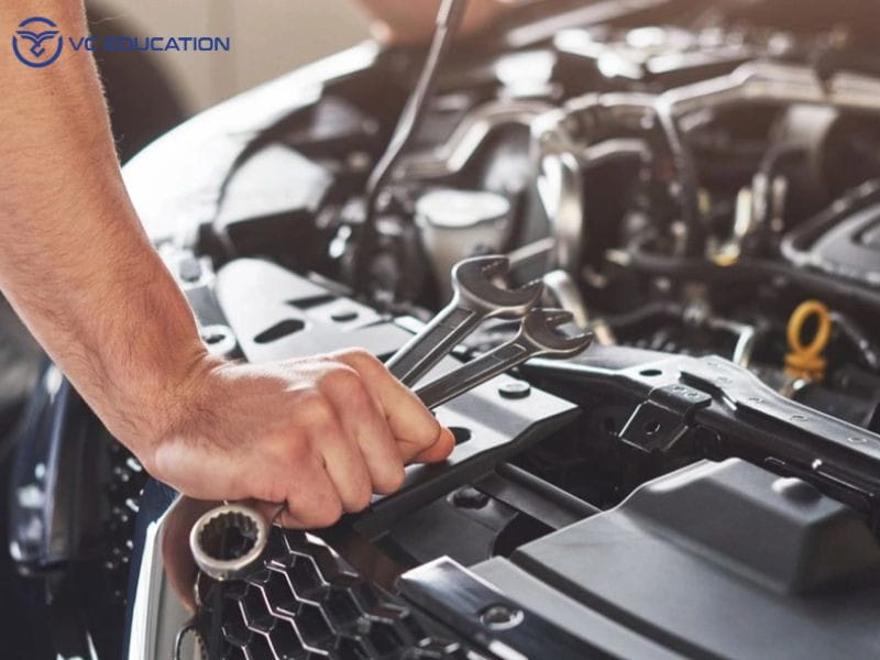 Một người phụ nữ đang xem xét tài liệu hợp đồng mua bán xe ô tô 5 chỗ, minh họa các yếu tố cần cân nhắc khi mua xe giá dưới 500 triệu