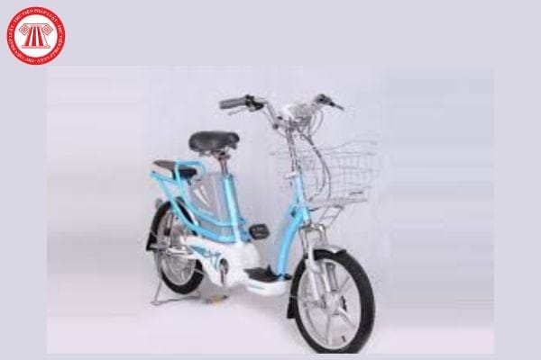 Một người phụ nữ đội mũ bảo hiểm đang điều khiển xe đạp điện trên đường phố