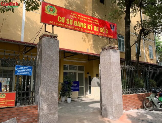 Một người phụ nữ trẻ đang hướng dẫn một người khác về việc đăng ký xe máy điện tại cơ quan công an.