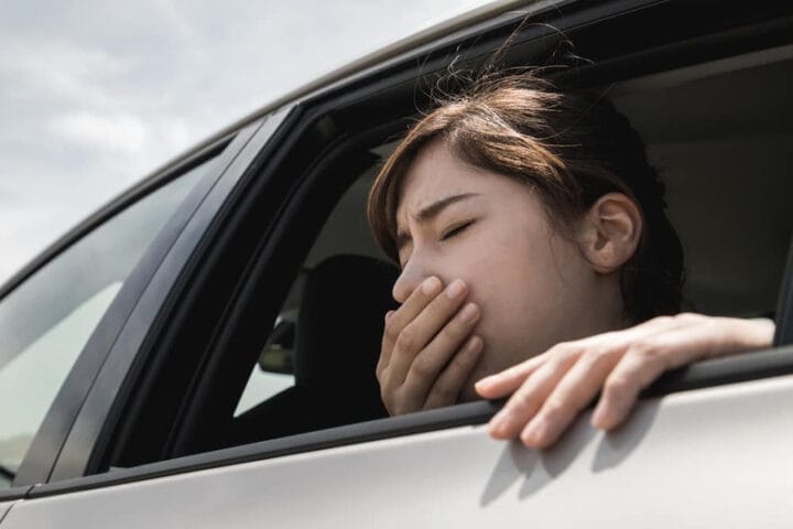 Người bị say xe có biểu hiện buồn nôn, khó chịu, mệt mỏi