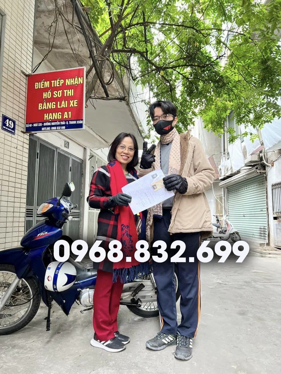 Người dân làm thủ tục nộp hồ sơ thi bằng lái xe máy