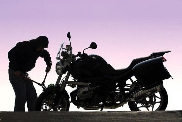 Người đàn ông thất thần nhìn chỗ xe máy trống rỗng, biểu tượng cho nỗi lo mất mát tài sản
