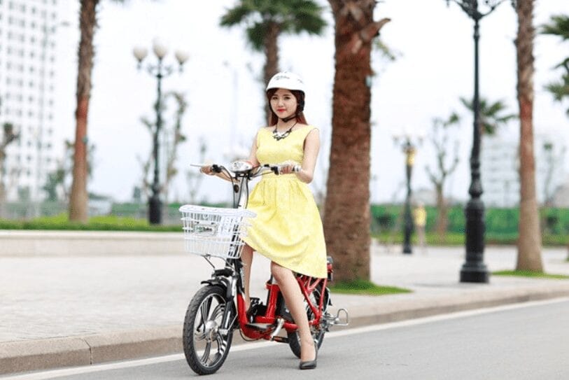 Người điều khiển xe đạp điện học cách chạy xe an toàn trên đường