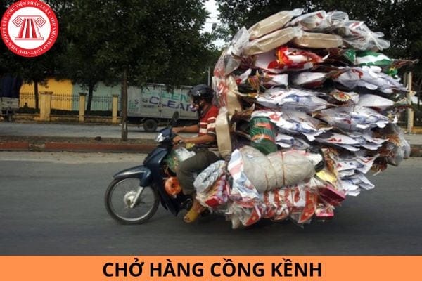 Người điều khiển xe máy chở hàng cồng kềnh, minh họa các giới hạn kích thước chở hàng xe máy