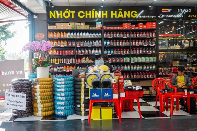 Người dùng đang cân nhắc chọn dầu nhờn xe tay ga phù hợp