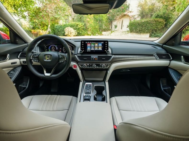 Người dùng tương tác với màn hình ô tô có tích hợp kết nối CarPlay không dây