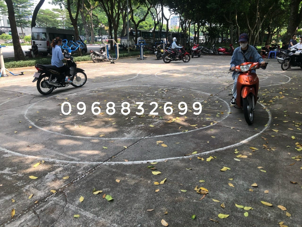 Người học được hướng dẫn chi tiết quy trình thi bằng xe máy A1