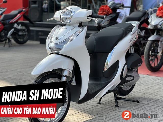 Người lái đang ngồi trên xe Honda SH Mode màu trắng, thể hiện chiều cao yên xe phù hợp với vóc dáng phụ nữ Việt.