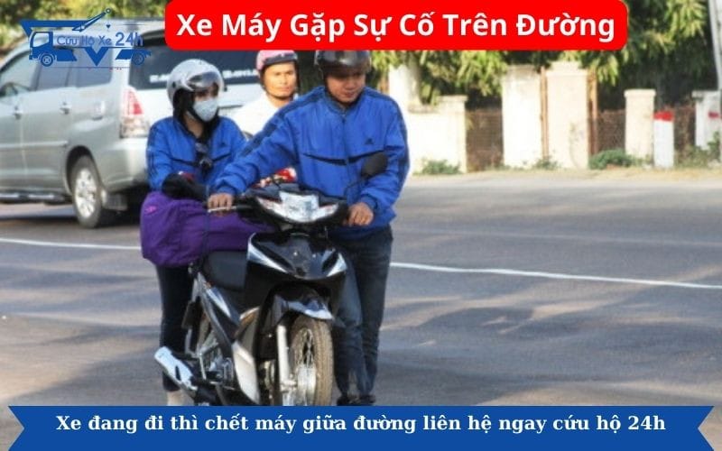 Người lái xe máy đang dắt bộ vì xe gặp sự cố trên đường phố Hà Nội