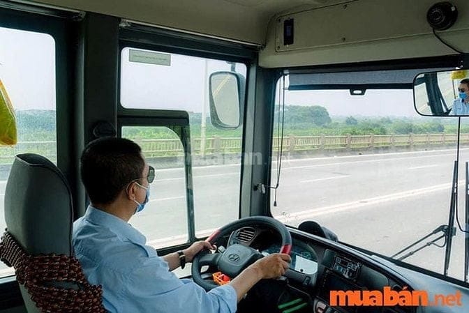 Người lái xe trên 50 tuổi đưa đón học sinh với tinh thần trách nhiệm, đảm bảo an toàn tuyệt đối