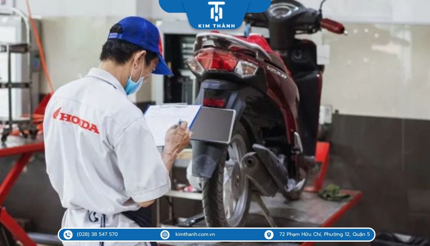 Người lái xe Vision di chuyển với tốc độ ổn định trên đường phố, minh họa phong cách lái xe tiết kiệm nhiên liệu.