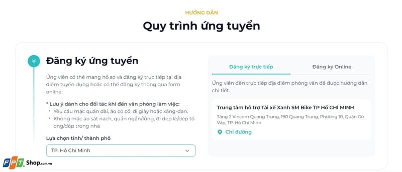 Người tài xế đang kiểm tra giấy tờ, chuẩn bị cho quá trình đăng ký chạy xe Xanh SM.