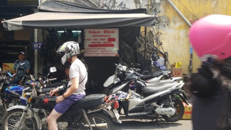 Những chiếc xe mang kiểu dáng mạnh mẽ đầy hấp dẫn tại Saigon Minsk Motor giữa phố Bùi Viện