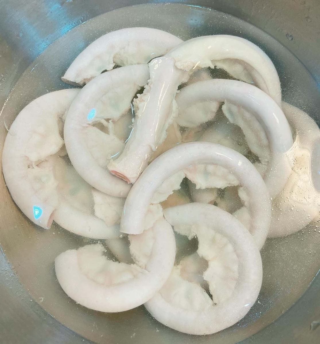 Nồi lòng xe điếu đang luộc với gừng, chuẩn bị cho món ăn giòn ngon