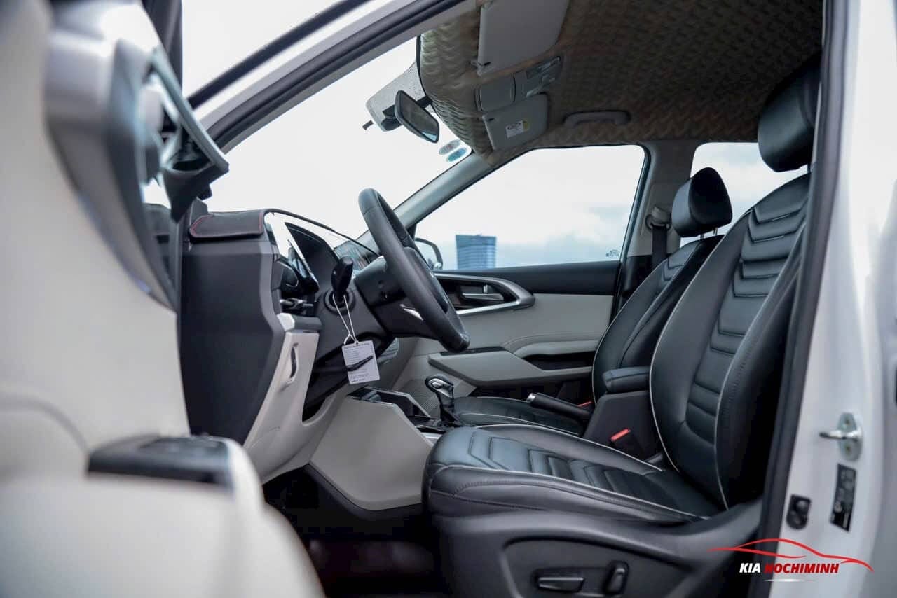 Nội thất Kia Carens với ghế bọc da màu đen cùng hoạ tiết hình học vô cùng ấn tượng