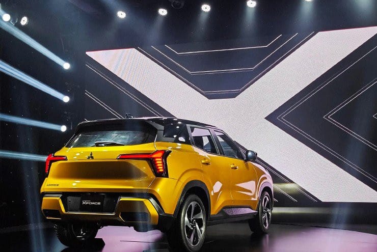 Nội thất Mitsubishi XForce 5 chỗ gầm cao với màn hình kép trung tâm