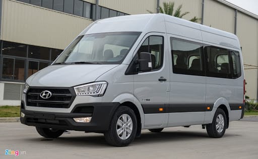 Nội thất rộng rãi và tiện nghi bên trong xe 16 chỗ, mang lại sự thoải mái cho hành khách khi di chuyển tại Quy Nhơn.