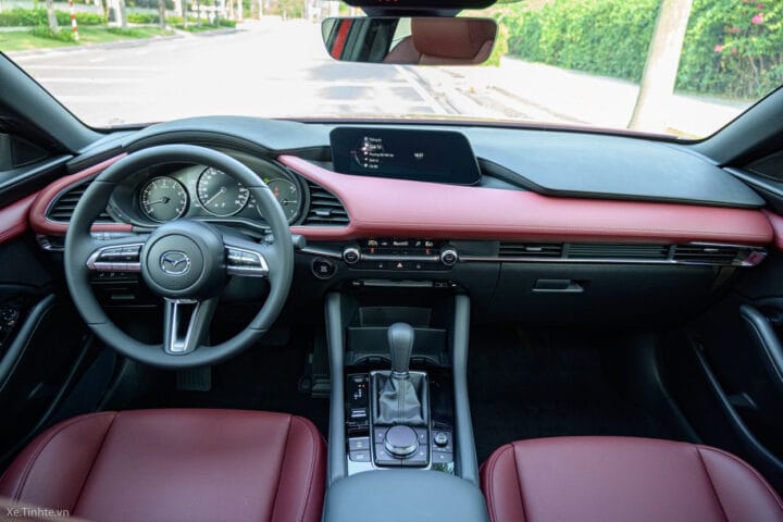 Nội thất sang trọng của Mazda 3 Hatchback với màn hình hiển thị lớn và bảng điều khiển tinh tế.