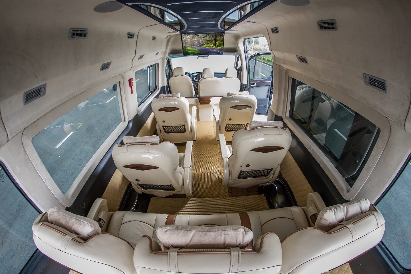 Nội thất sang trọng của xe Phiệt Học Limousine