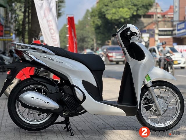 Nữ giới cao khoảng 1m6 đang chống chân dễ dàng khi ngồi trên xe SH Mode, thể hiện sự phù hợp của chiều cao yên xe sh mode.