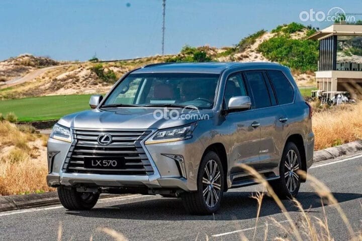 Phần đầu xe ô tô Lexus 570 với lưới tản nhiệt hình con suốt và cụm đèn LED sắc sảo.