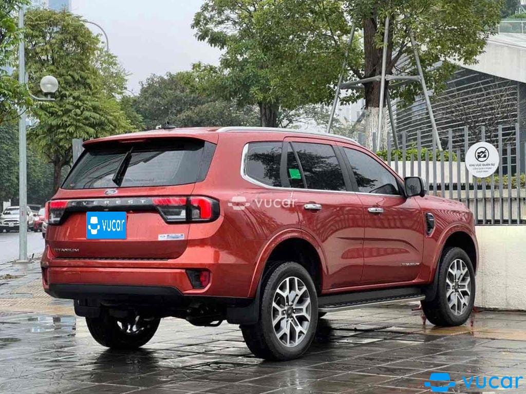 Phần đuôi xe Ford Everest 2023 với cụm đèn hậu hiện đại, góp phần tạo nên vẻ ngoài uy nghi của dòng xe gầm cao.