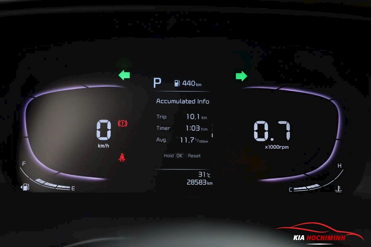 Phía sau tay lái là màn hình kỹ thuật số 4.2 inch của Kia Carens 2025