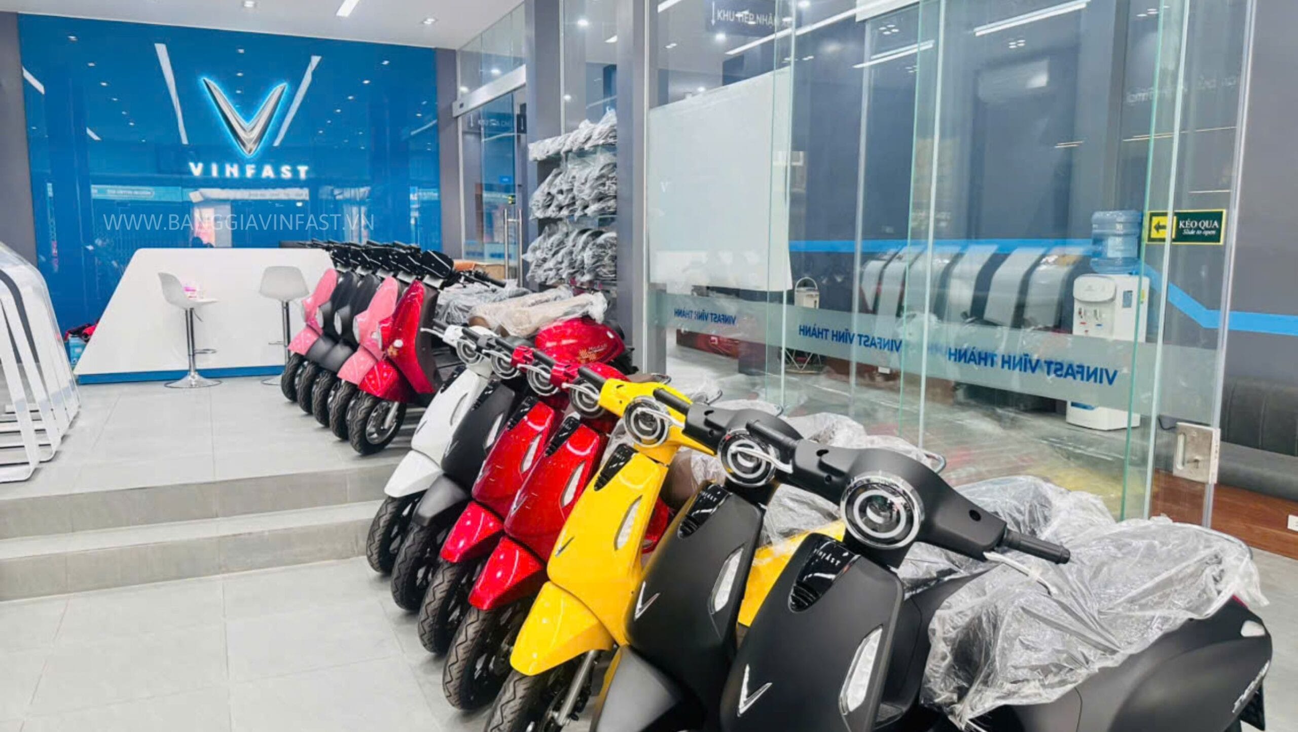 Showroom VinFast hiện đại với các dòng xe điện