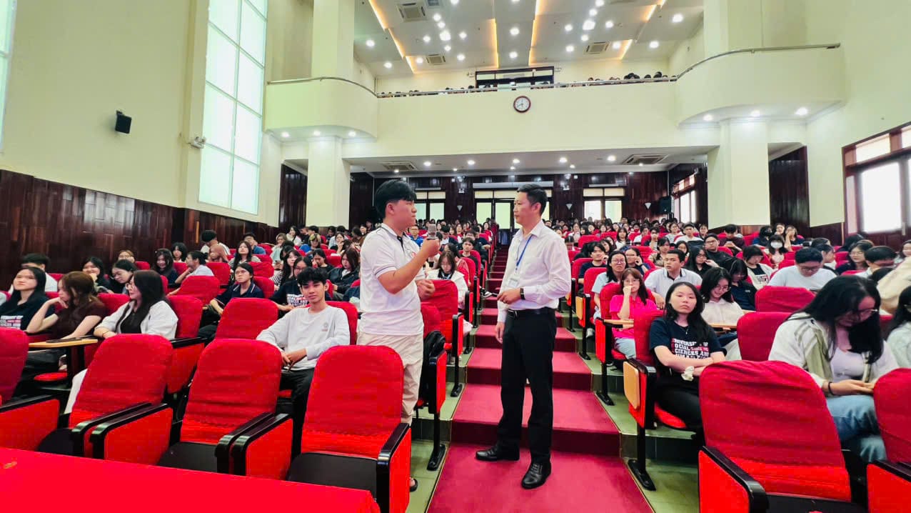 Sinh viên tìm hiểu giao thông công cộng