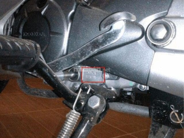 Số VIN (Vehicle Identification Number) được khắc trên khung xe máy, là mã định danh duy nhất của xe.