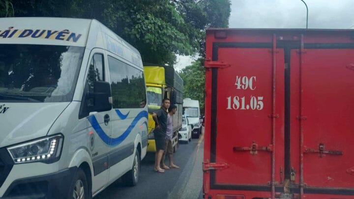 Tài xế rời xe giữa dòng phương tiện ùn tắc kéo dài trên đèo Bảo Lộc.