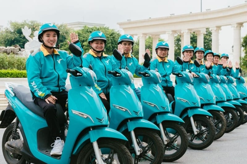 Tài xế Xanh SM kiểm tra điện thoại và bản đồ, chuẩn bị thực hiện chuyến đi tiếp theo.