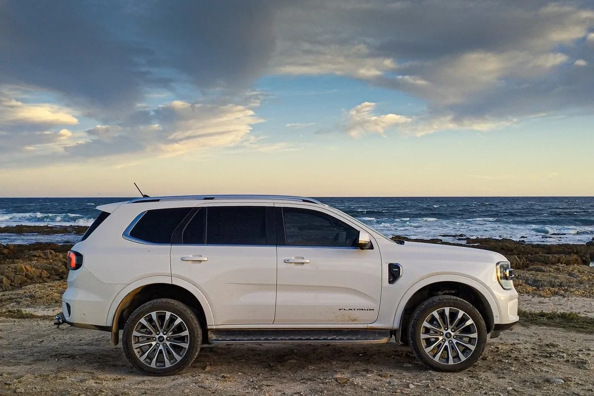 Thân xe Ford Everest thế hệ mới với thiết kế mạnh mẽ, thể hiện phong cách SUV 5 chỗ gầm cao sang trọng.