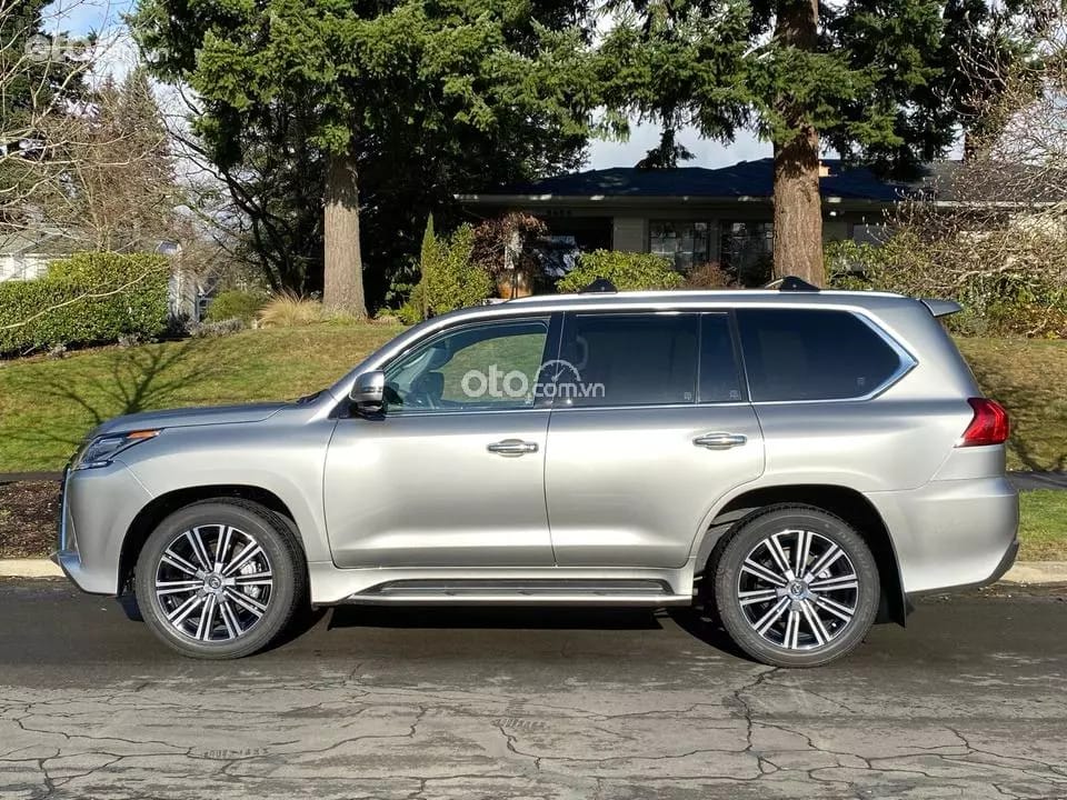Thân xe Lexus LX 570 bề thế, vững chãi với bộ la-zăng hợp kim 21 inch.
