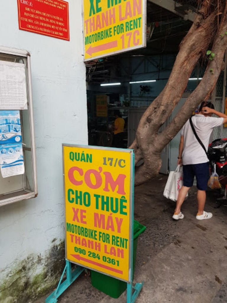 Thanh Lan cung cấp cả nơi nghỉ ngơi và đồ ăn cho khách du lịch thuê xe máy