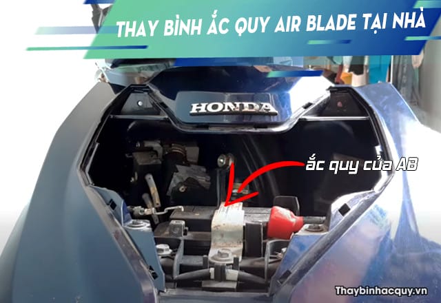 Tháo mặt nạ để tiếp cận bình ắc quy xe AB