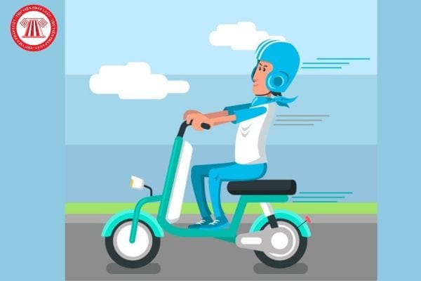 Thí sinh ôn luyện luật giao thông A1 trên máy tính, chuẩn bị cho kỳ thi sát hạch lý thuyết lái xe máy