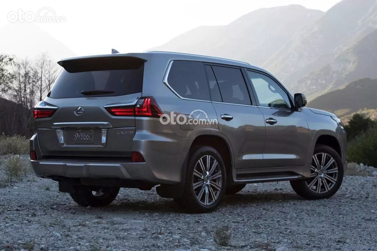 Thiết kế đuôi xe Lexus LX 570 hiện đại với đèn hậu LED và chi tiết mạ chrome.