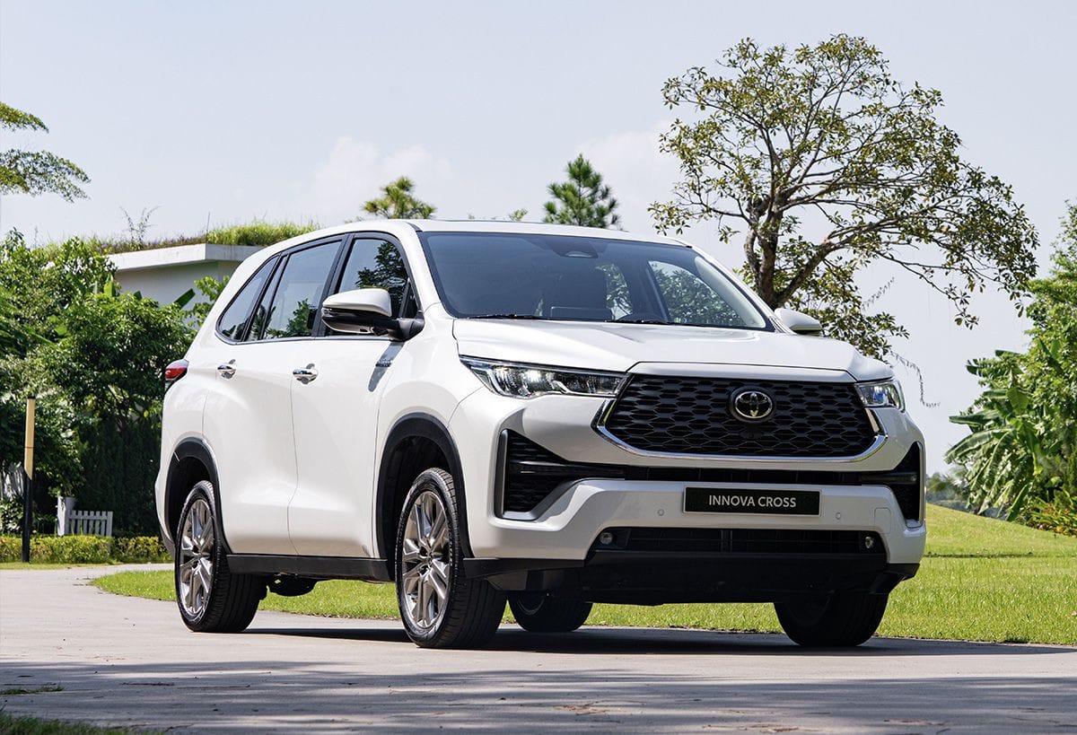 Thiết kế ngoại thất của Toyota Innova Cross 2025 màu trắng, mạnh mẽ