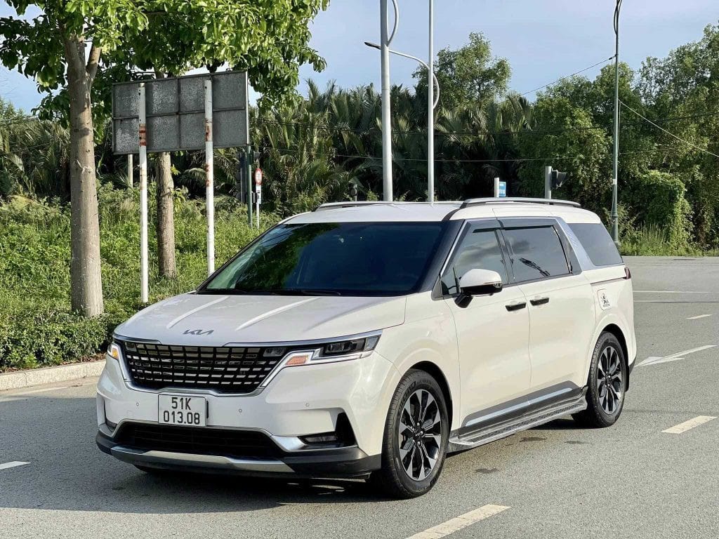 Thiết kế sang trọng của Kia Carnival phù hợp cho thuê xe 4, 7 chỗ giá rẻ