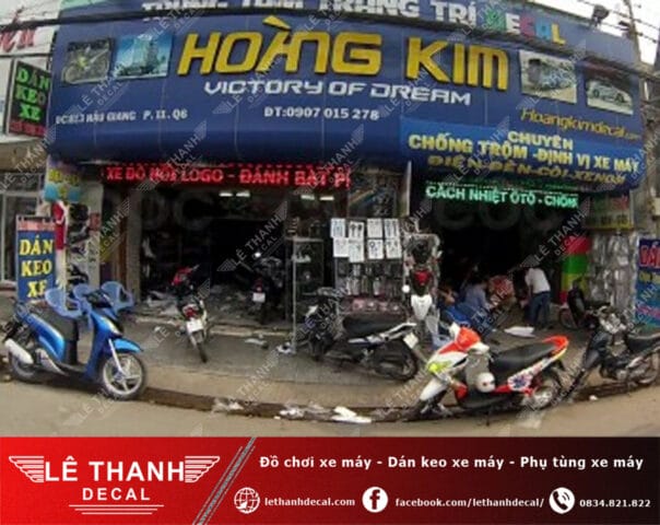 Thợ dán keo xe tỉ mỉ tại tiệm
