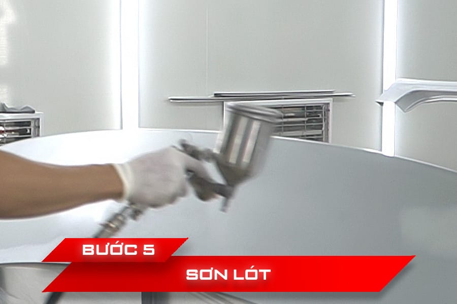 Thực hiện sơn lót lần hai trước khi phun màu chính cho xe ô tô
