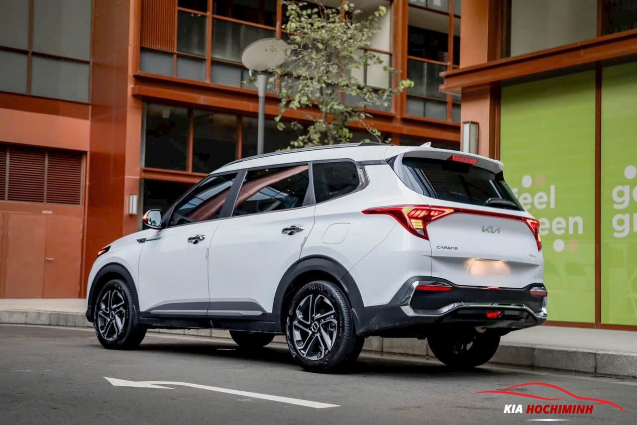Tổng thể Kia Carens nhìn từ phía sau