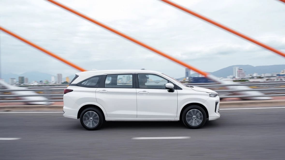 Toyota Avanza Premio đang vận hành trên đường, thể hiện sự linh hoạt