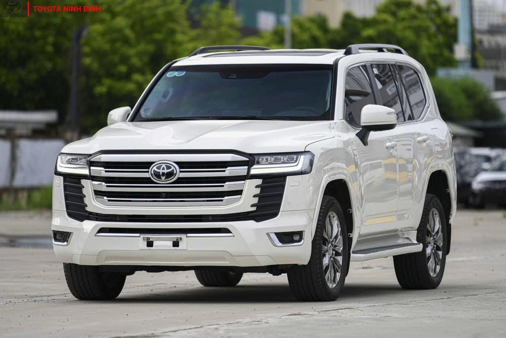Toyota Land Cruiser LC 300 2024 màu đen mạnh mẽ trên địa hình