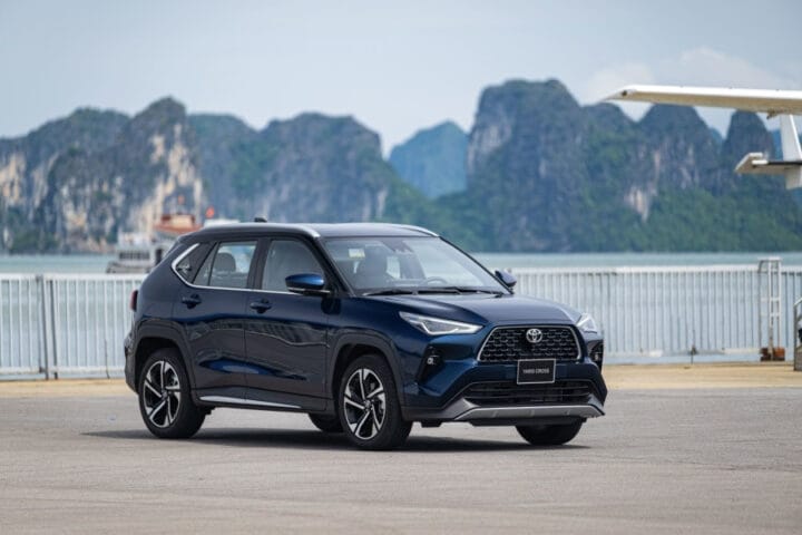Toyota Yaris Cross 2024 màu trắng đỗ trên đường phố